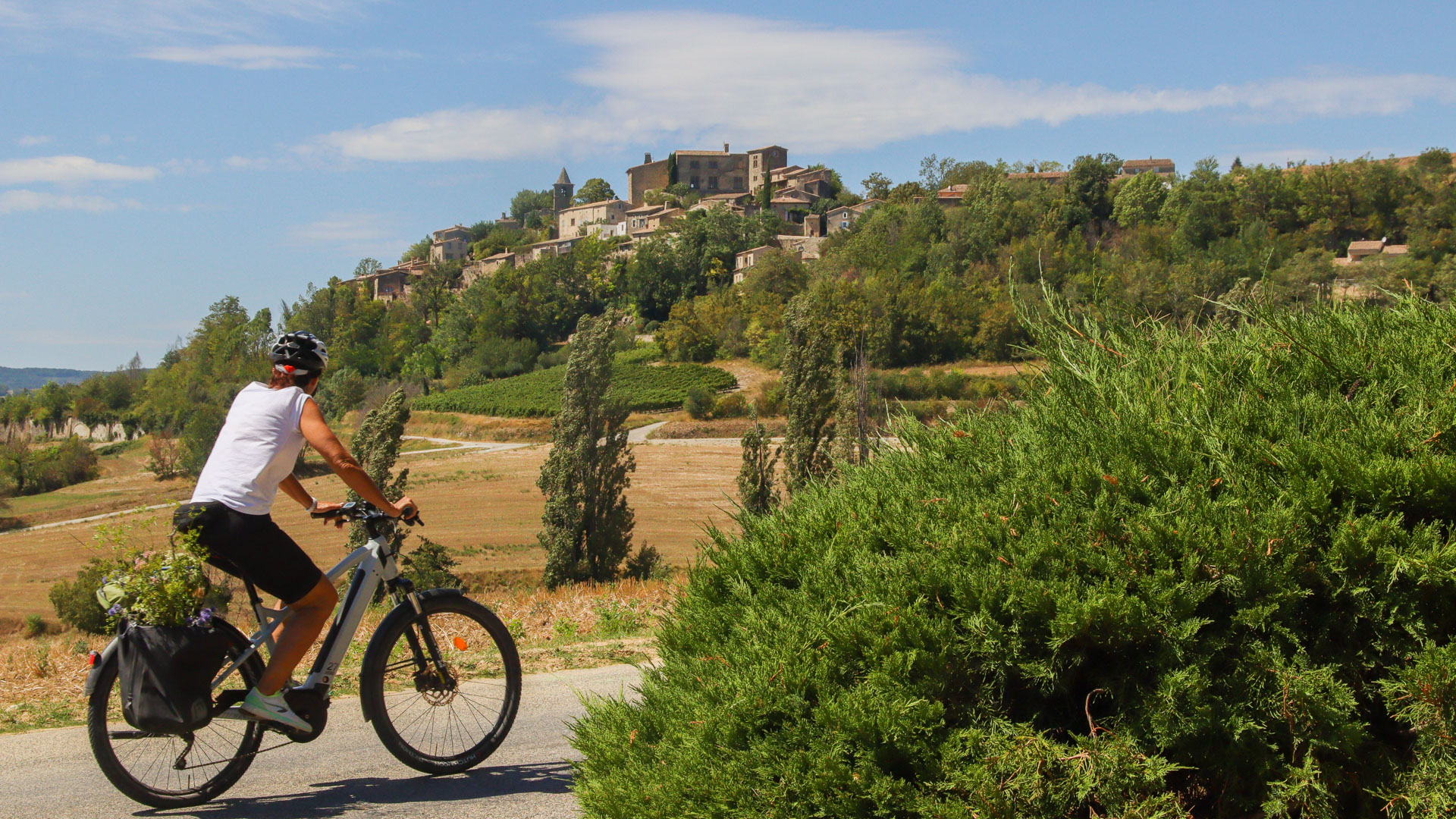 à vélo pour découvrir les villages de la Drôme provençale