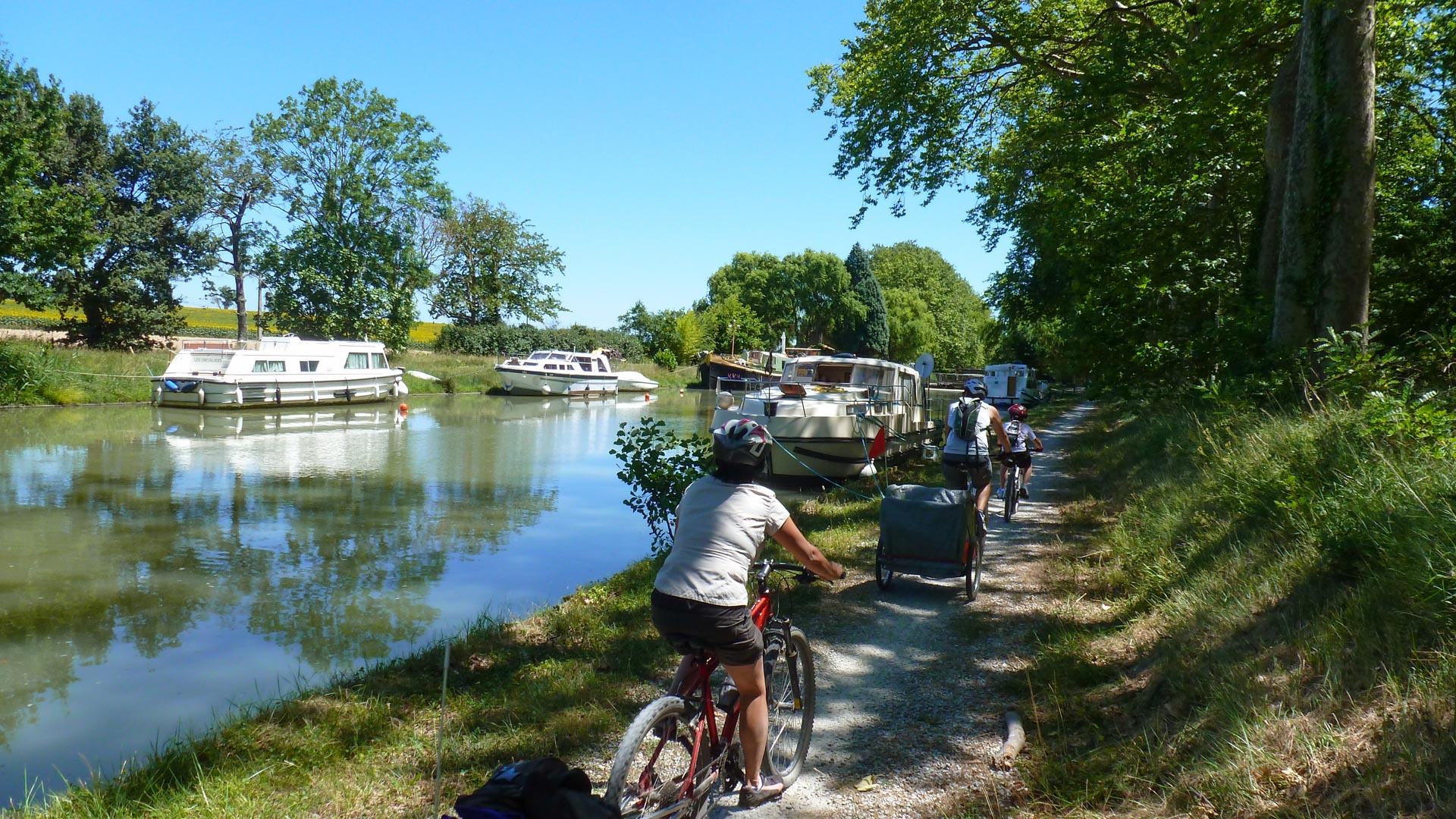 cyclistes longeant le canal de la Garonne