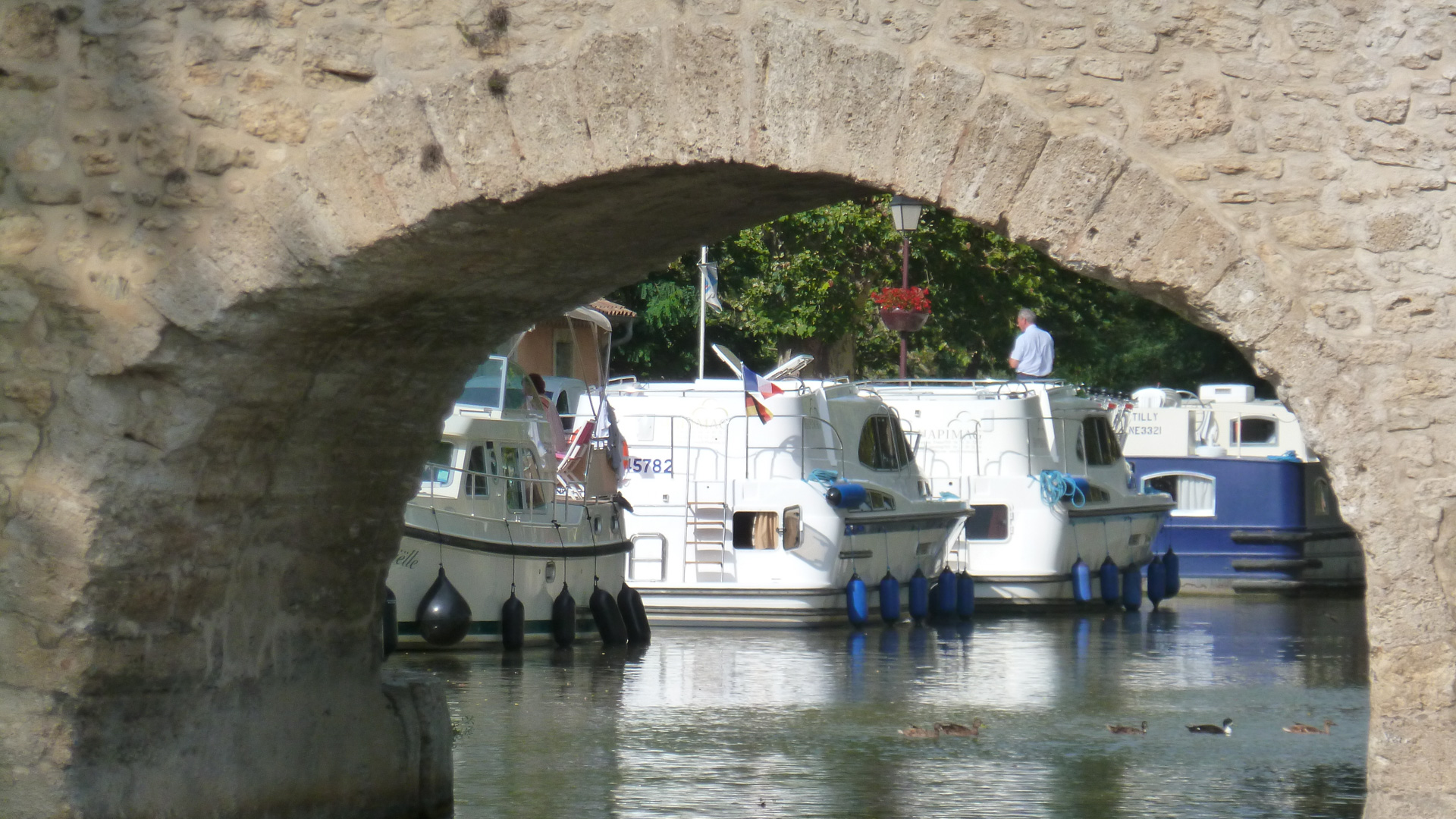 pont de pierre enjambant le canal de la Garonne