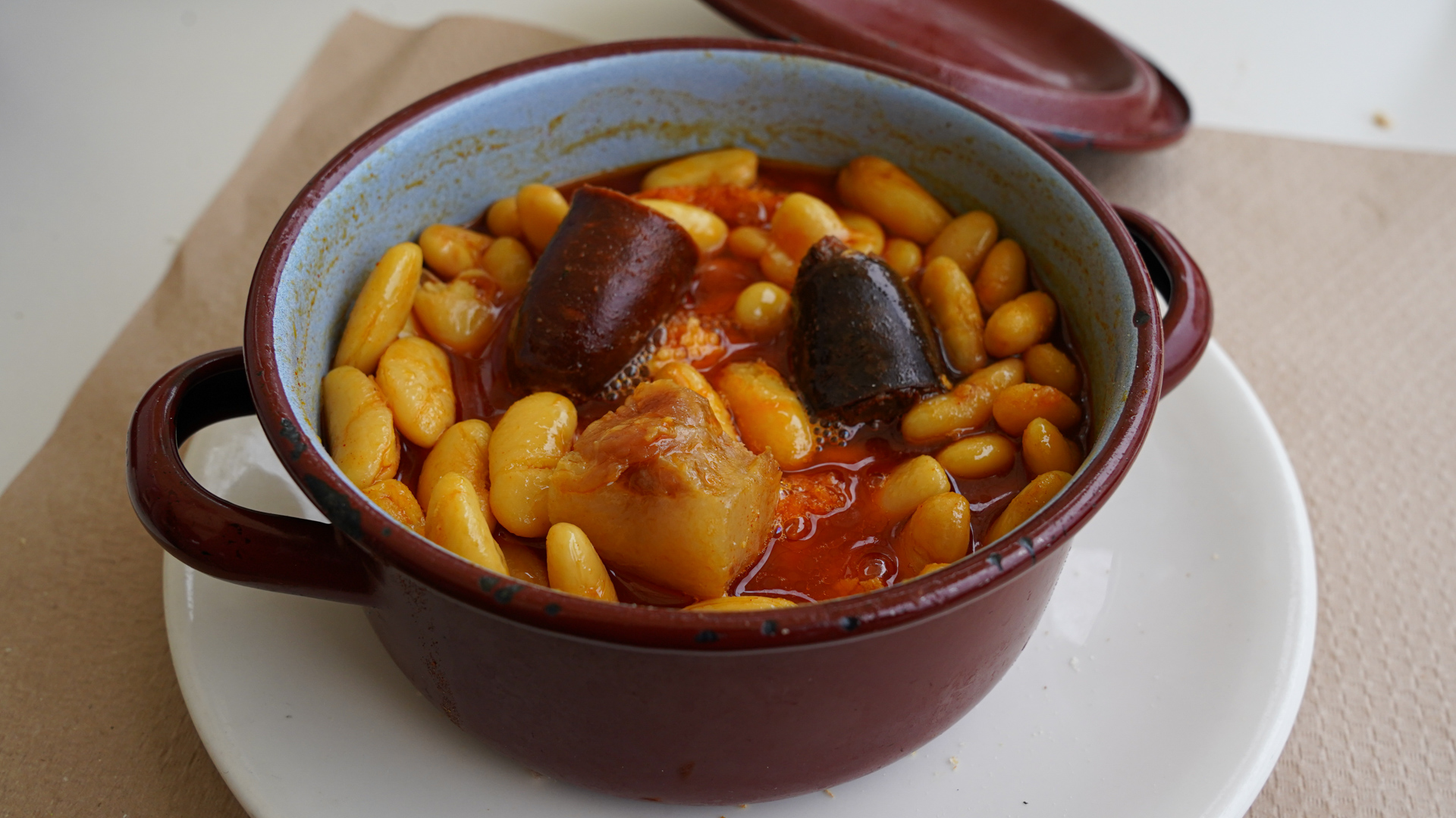 les fabadas sont un plat traditionnel des Asturies à base de haricots blancs et de charcuterie