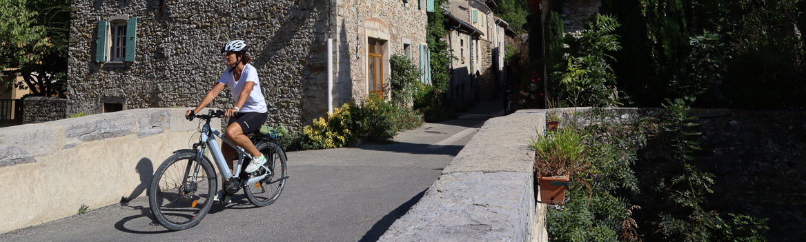 à vélo électrique sur les petites routes de la Drôme, la traversée d'un village