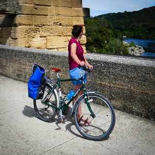 voyageuse à vélo au Pont du Gard
