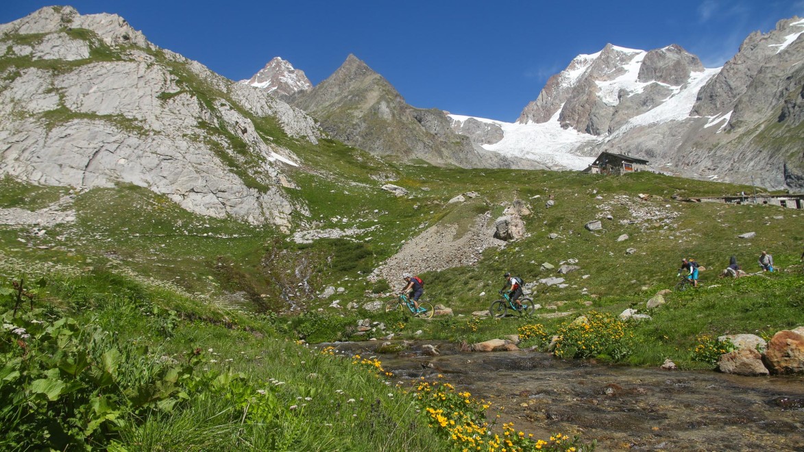 des VTT passent au pied d'un glacier du massif du Mont Blanc