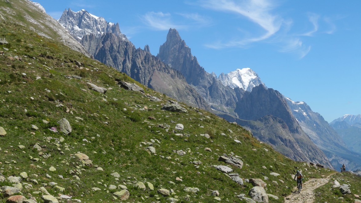 sur le Tour du Mont Blanc, un VTT roule dans la vallée de Courmayeur