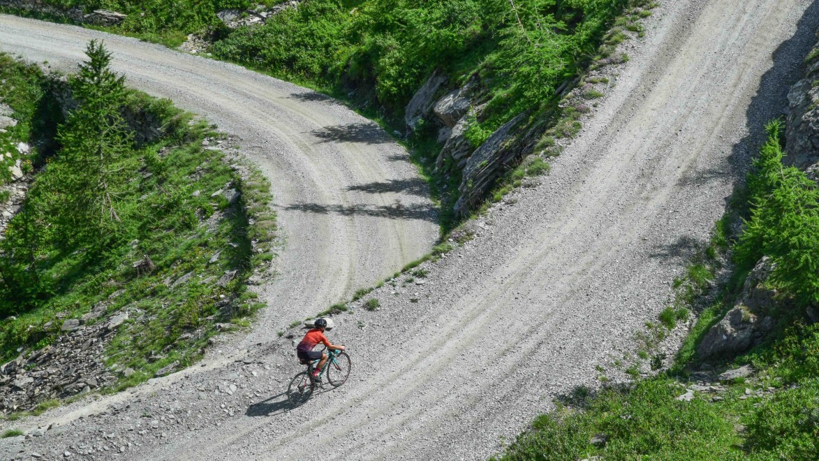 cycliste fait l'ascension du col routier delle Finestre dans les alpes piémontaises italiennes