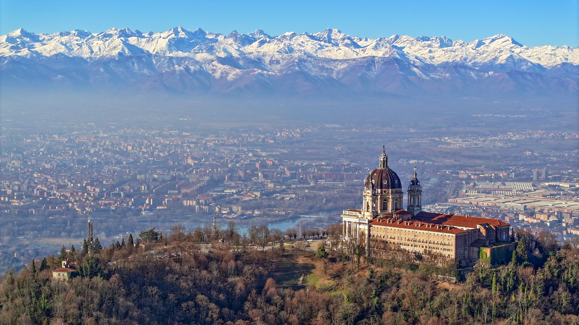 Basilique de Superga de Turin vue du ciel avec les Alpes enneigées