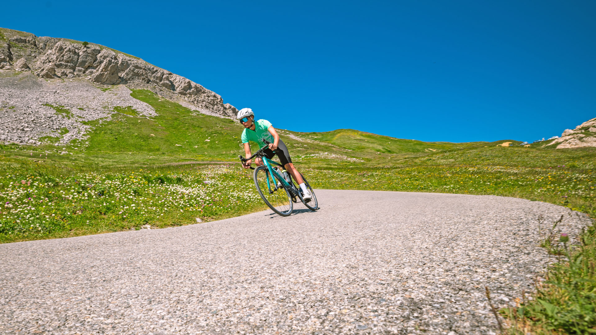 cycliste sur route de montagne à proximité du col de Sampeyre