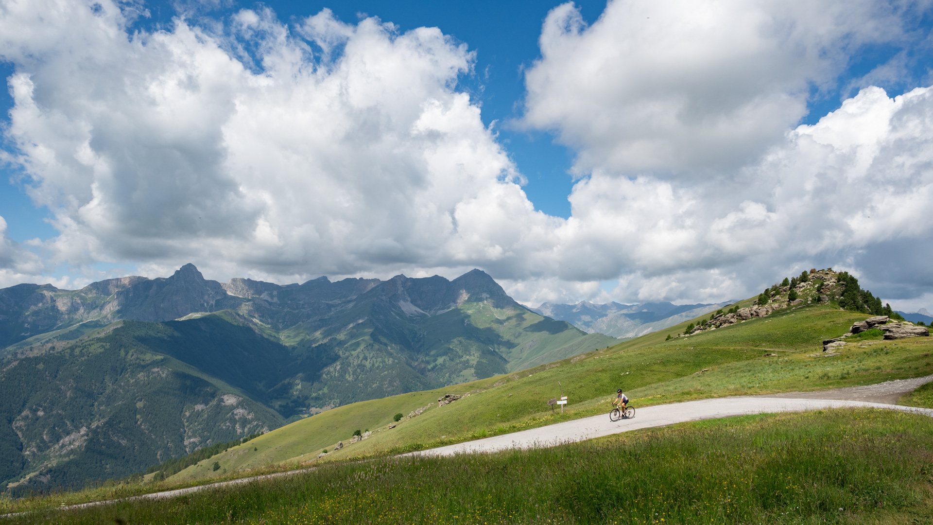 cycliste dans le colle di Sampeyre en Italie