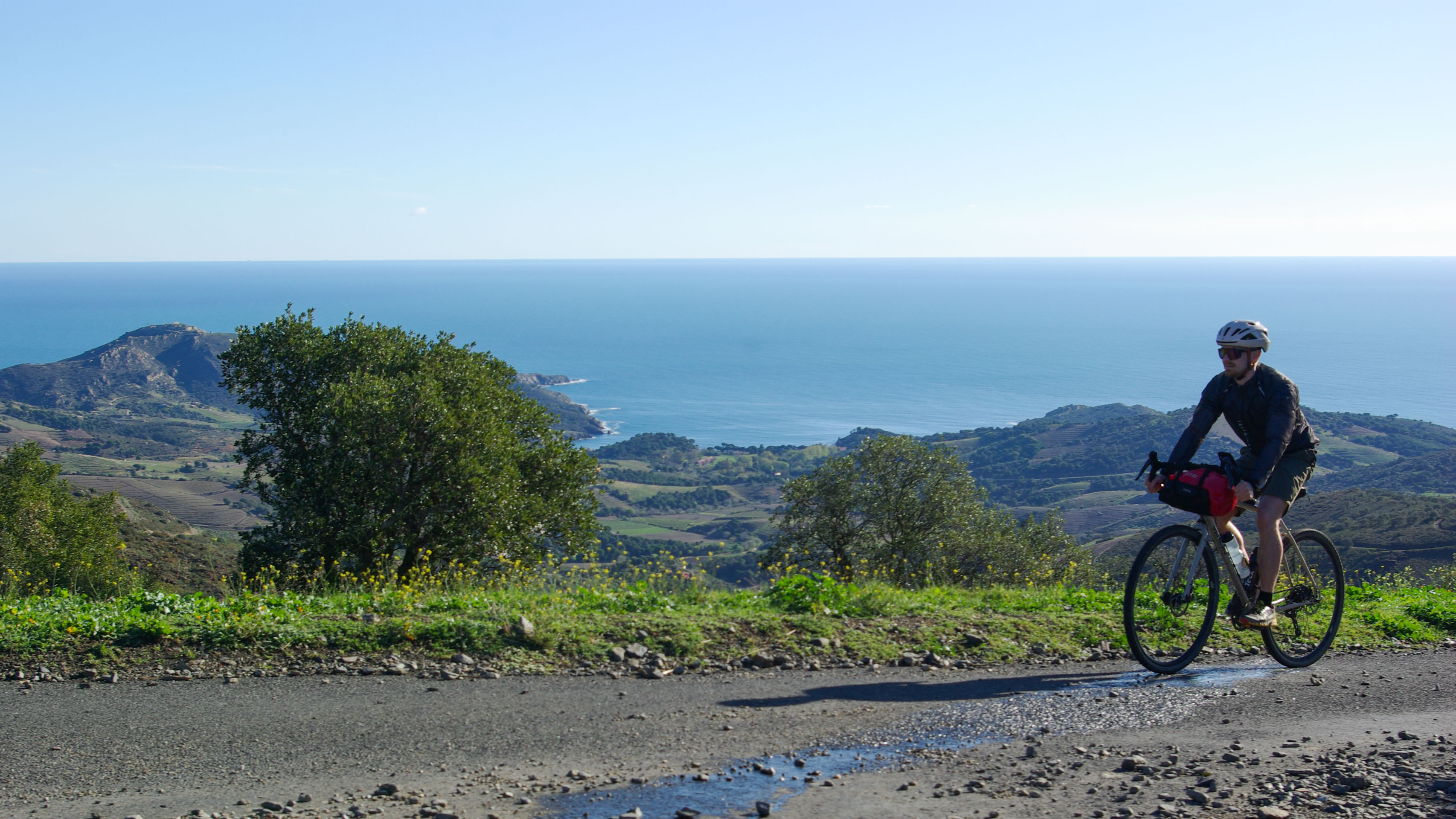 un cycliste sur la petite route au col de Banyuls