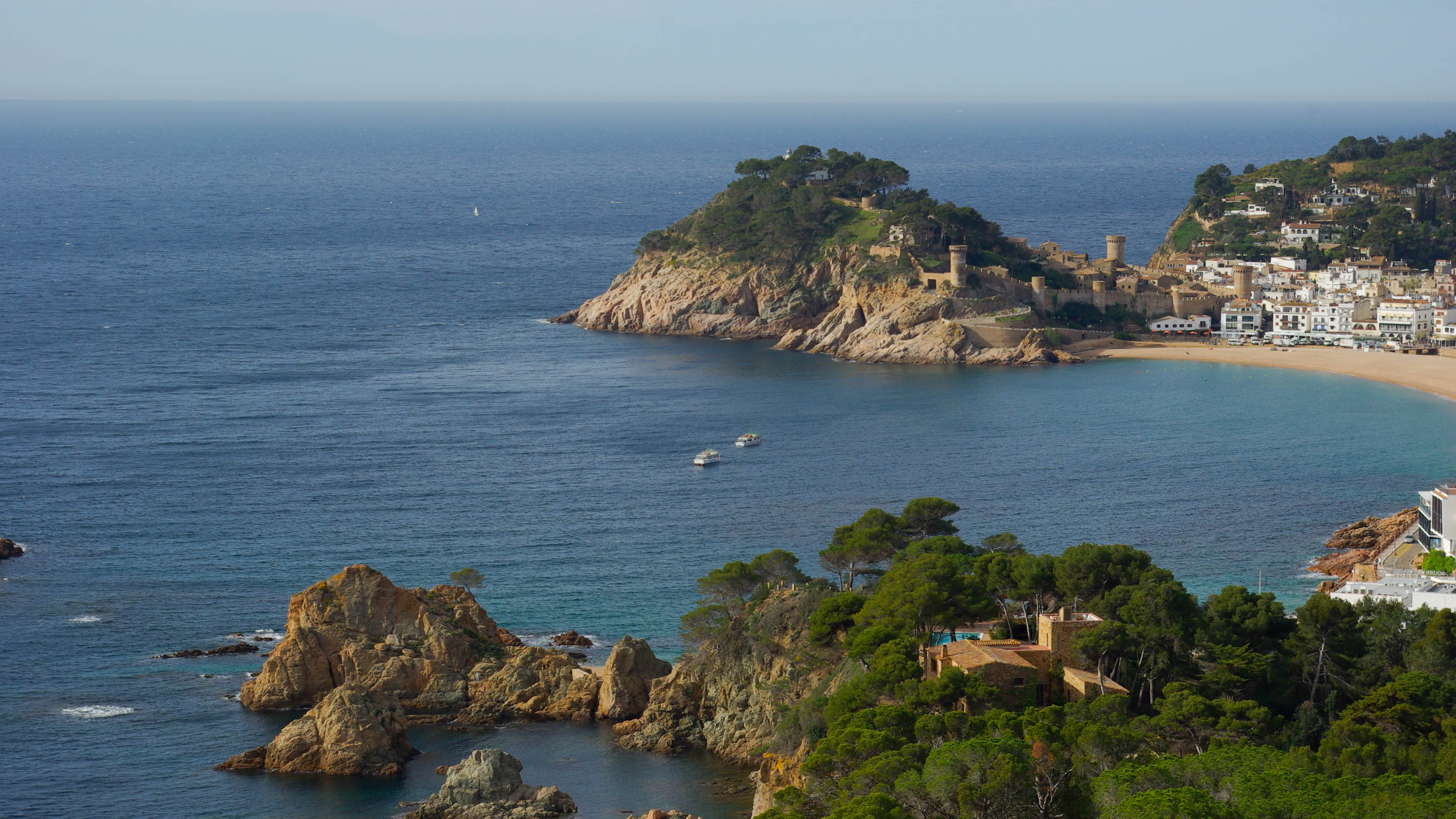 plage et vieille ville du village de Tossa del Mar