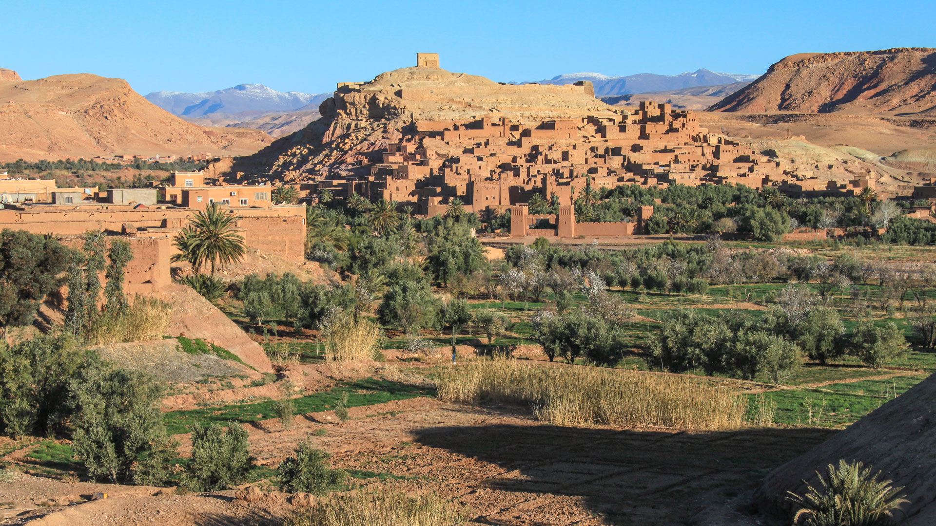 Ait Ben Haddou, village pittoresque avec ses maisons de terre et l'Atlas en fond
