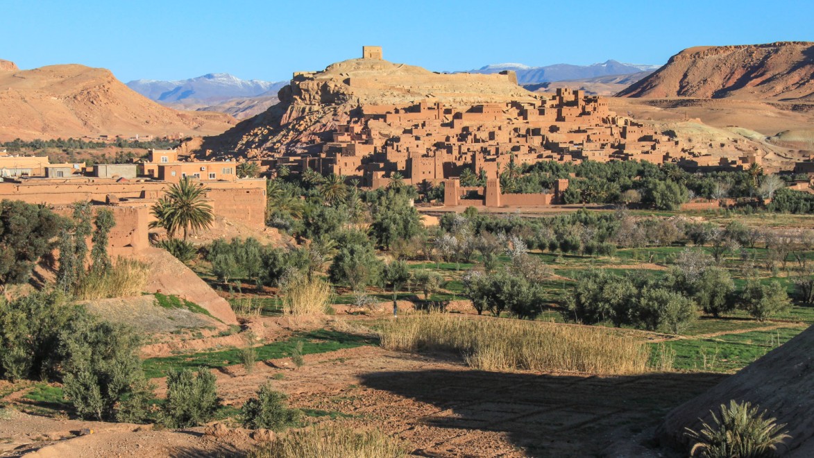 Ait Ben Haddou, village pittoresque avec ses maisons de terre et l'Atlas en fond