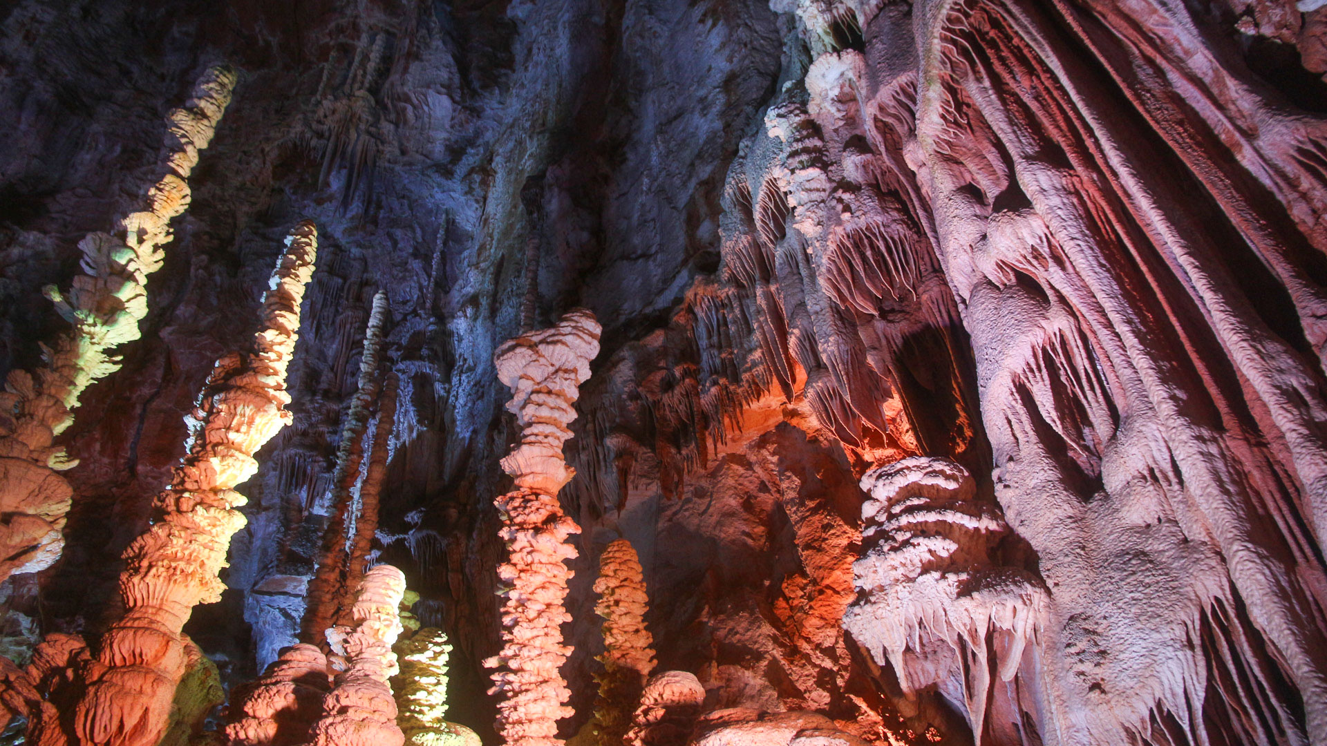 stalagmites dans la grotte de l'Aven Armand