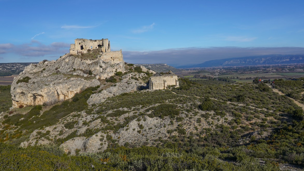 cycliste à proximité d'un chateau dans les Alpilles