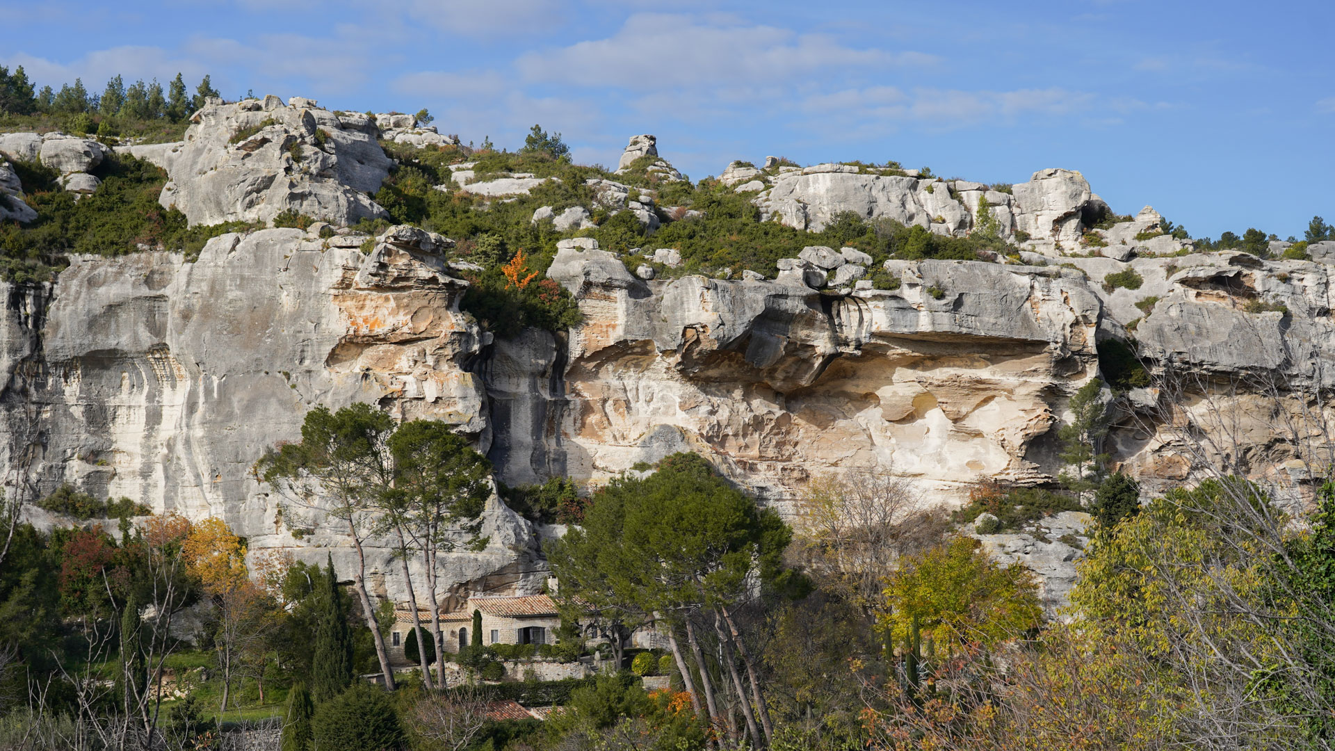 maison sous une falaise calcaire en Provence
