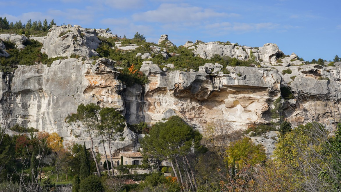 maison sous une falaise calcaire en Provence