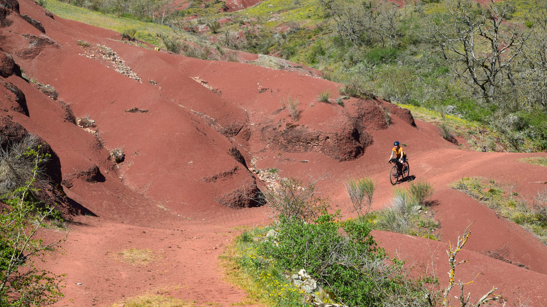 cycliste en gravel sur une piste dans le rougier de Camarès