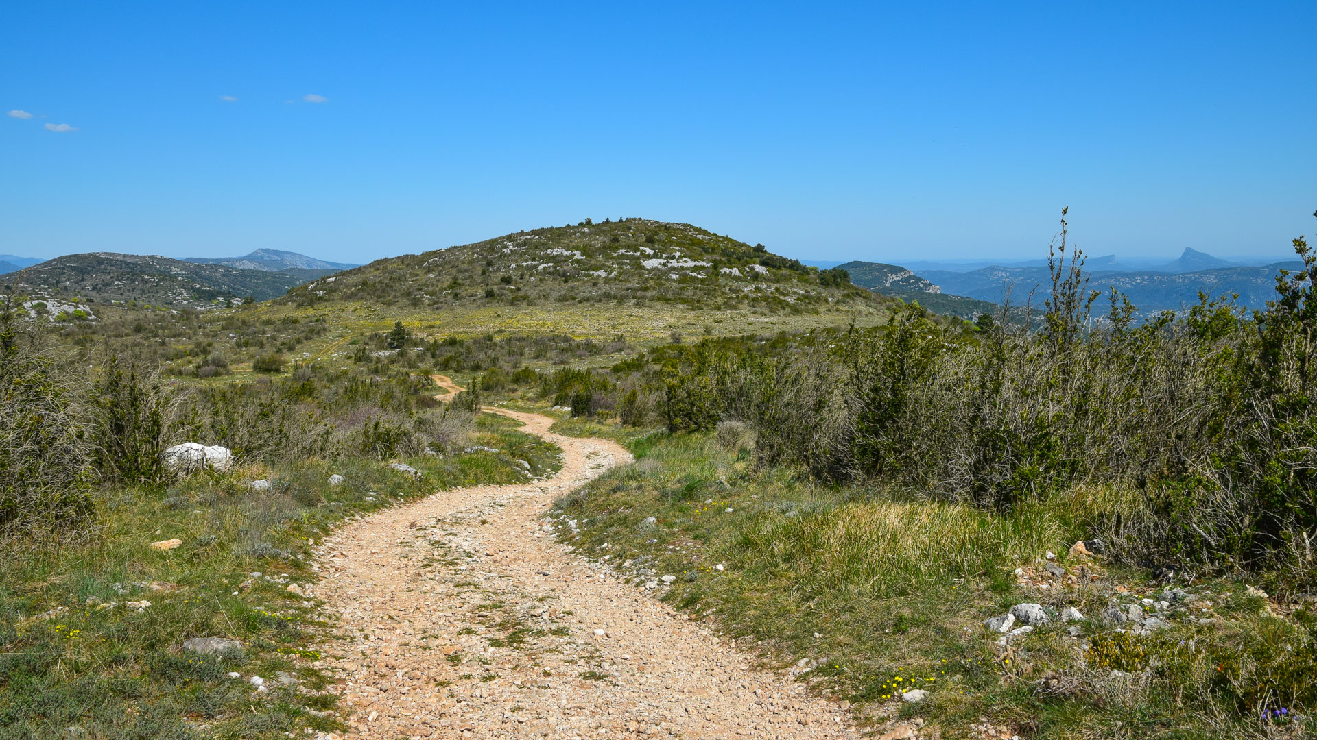piste gravel sur le Causse du Larzac