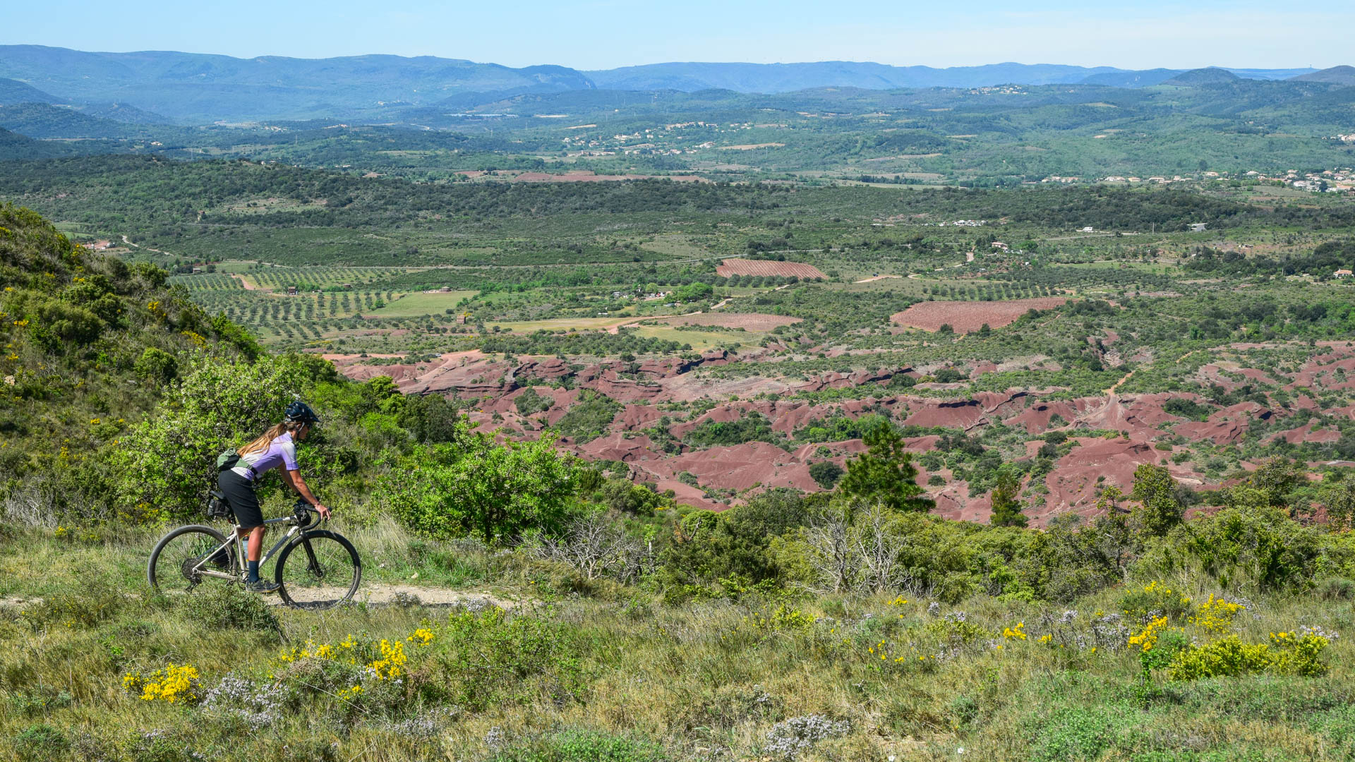 cycliste en gravel avec la vue sur le Canyon du Diable (rougier)