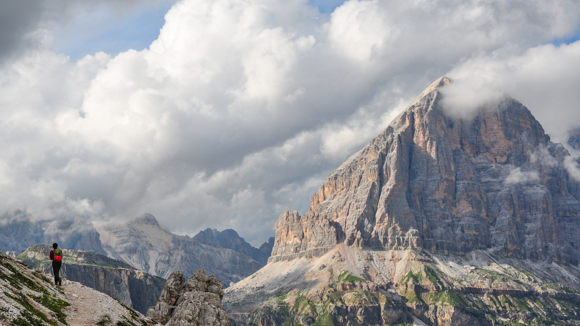 randonneuse autour du Tofane de Rozes dans les Dolomites