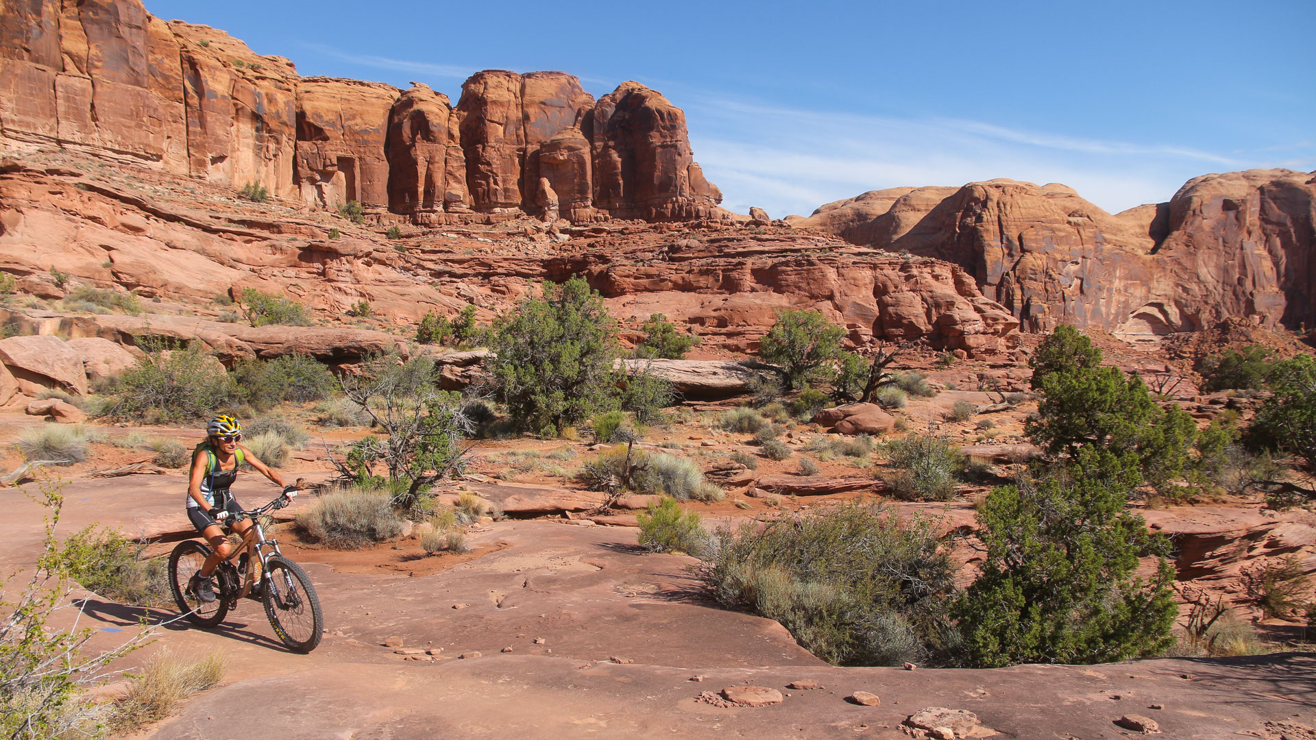 rsingle tracks à VTT à travers les roches rouges de Sedona