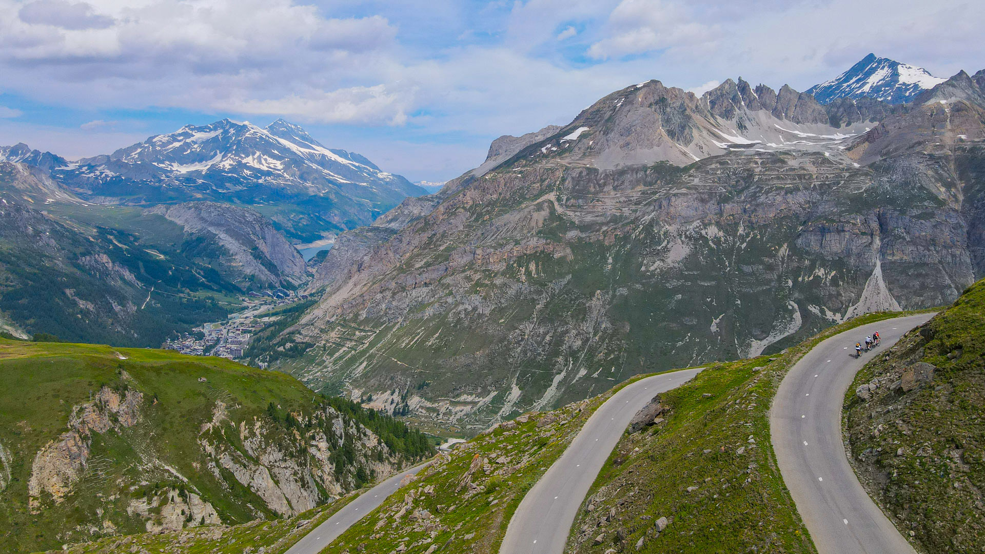 ascension d'un col des Alpes à vélo avec vue sur une vallée