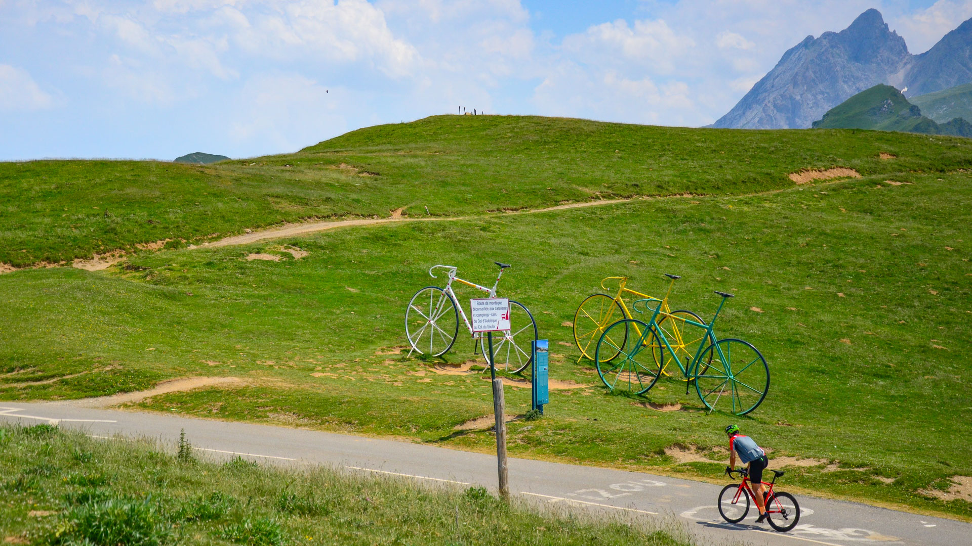 cycliste donnant les derniers coups de pédale avant d'arriver au col d'Aubisque dans les Hautes Pyrénées centrales françaises