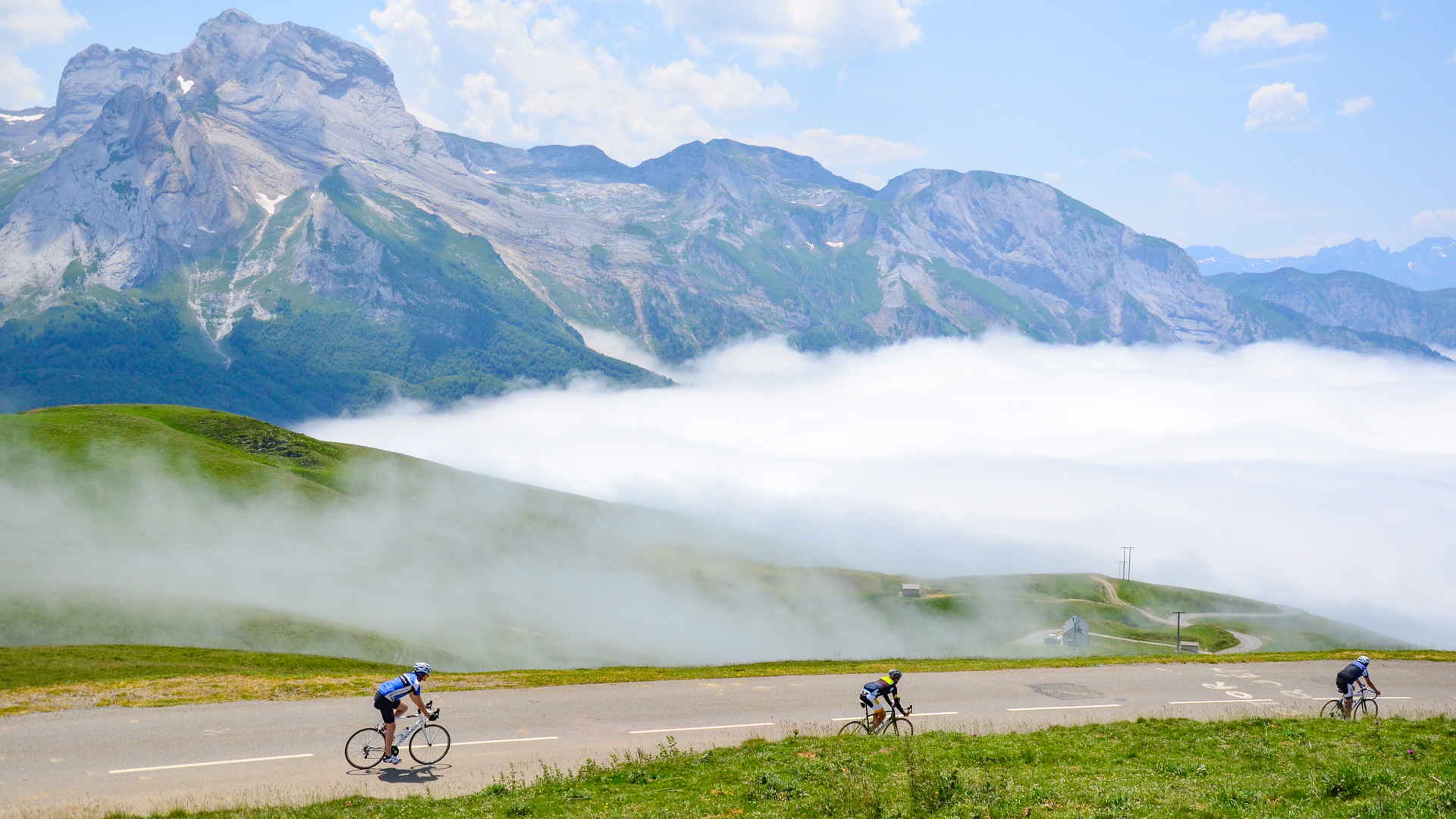 trois cyclistes à vélo de route sur la route du col d'Aubisque