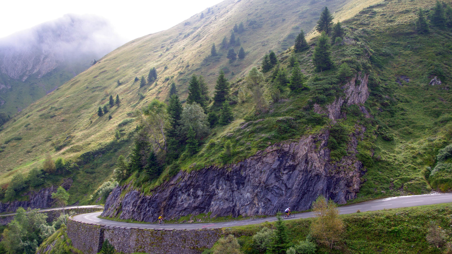 Deux cyclistes sur une petite route en balcon sur la route du col de l'Aubisque dans les Pyrénées