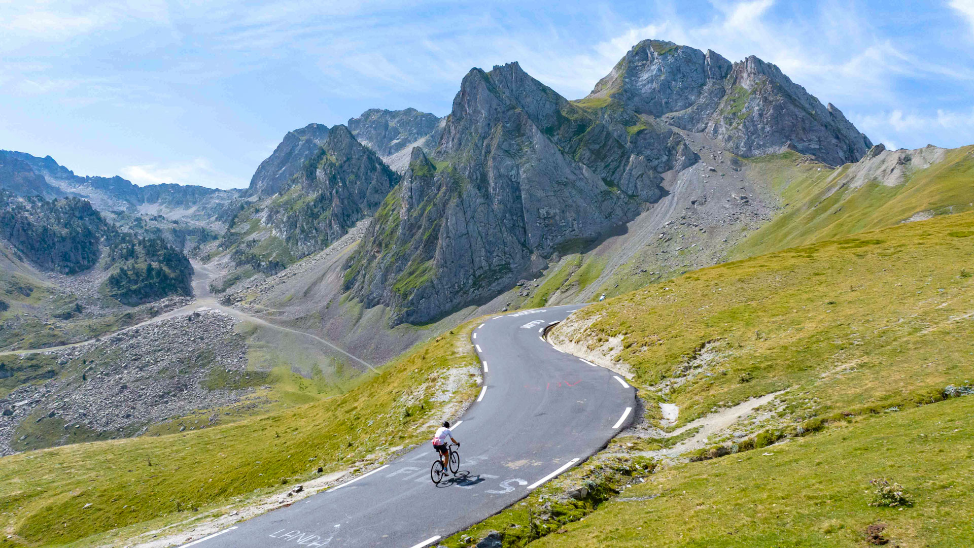 cycliste à vélo de route réalisant l'ascension du mythique col du Tourmalet