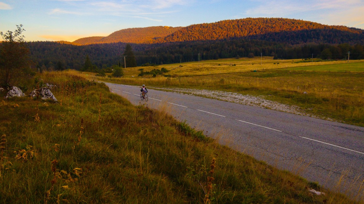 cycliste dans le Vercors au coucher du soleil