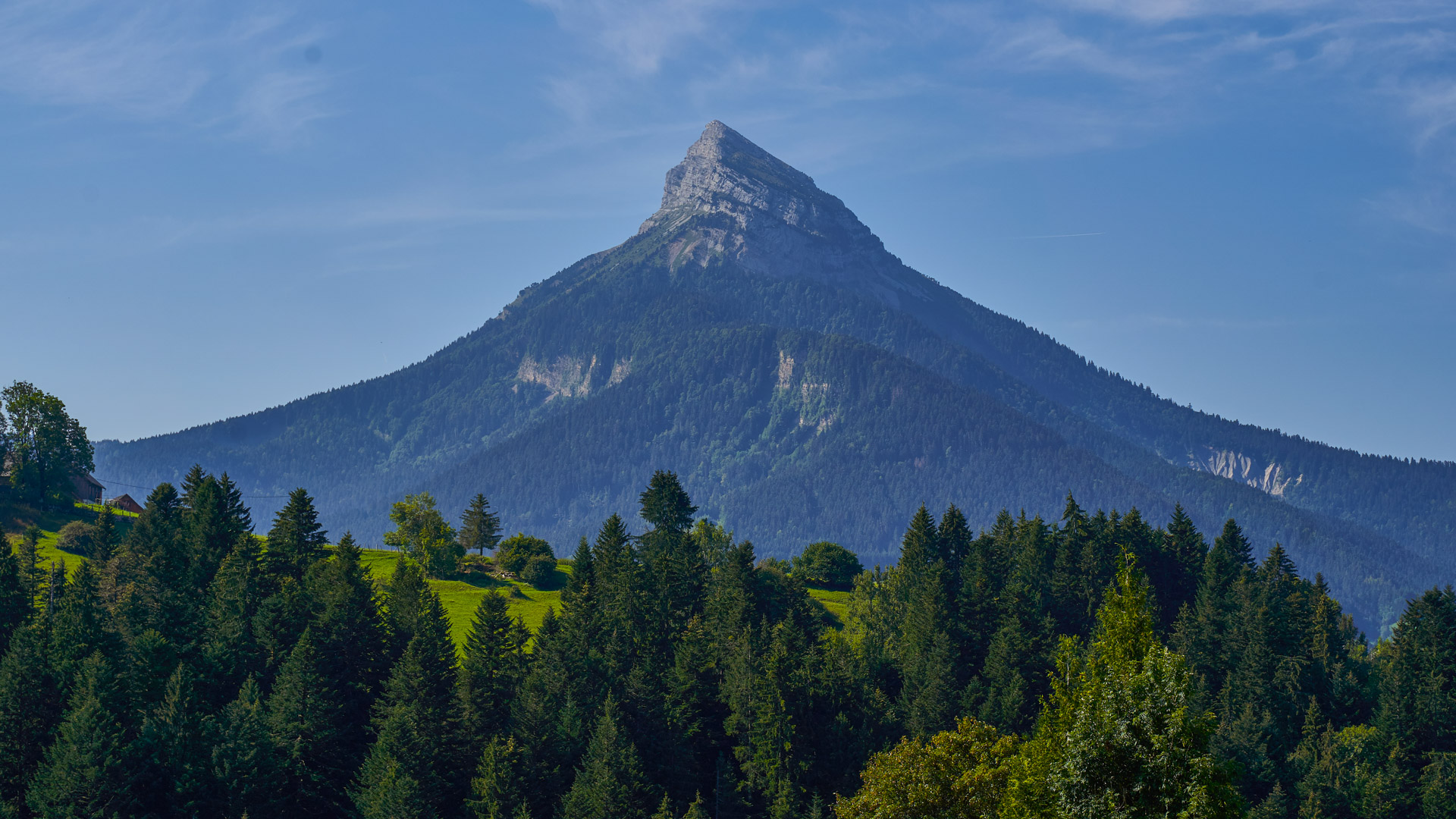 vue sur Chamechaude, sommet montagneux culminant du massif de la Chartreuse