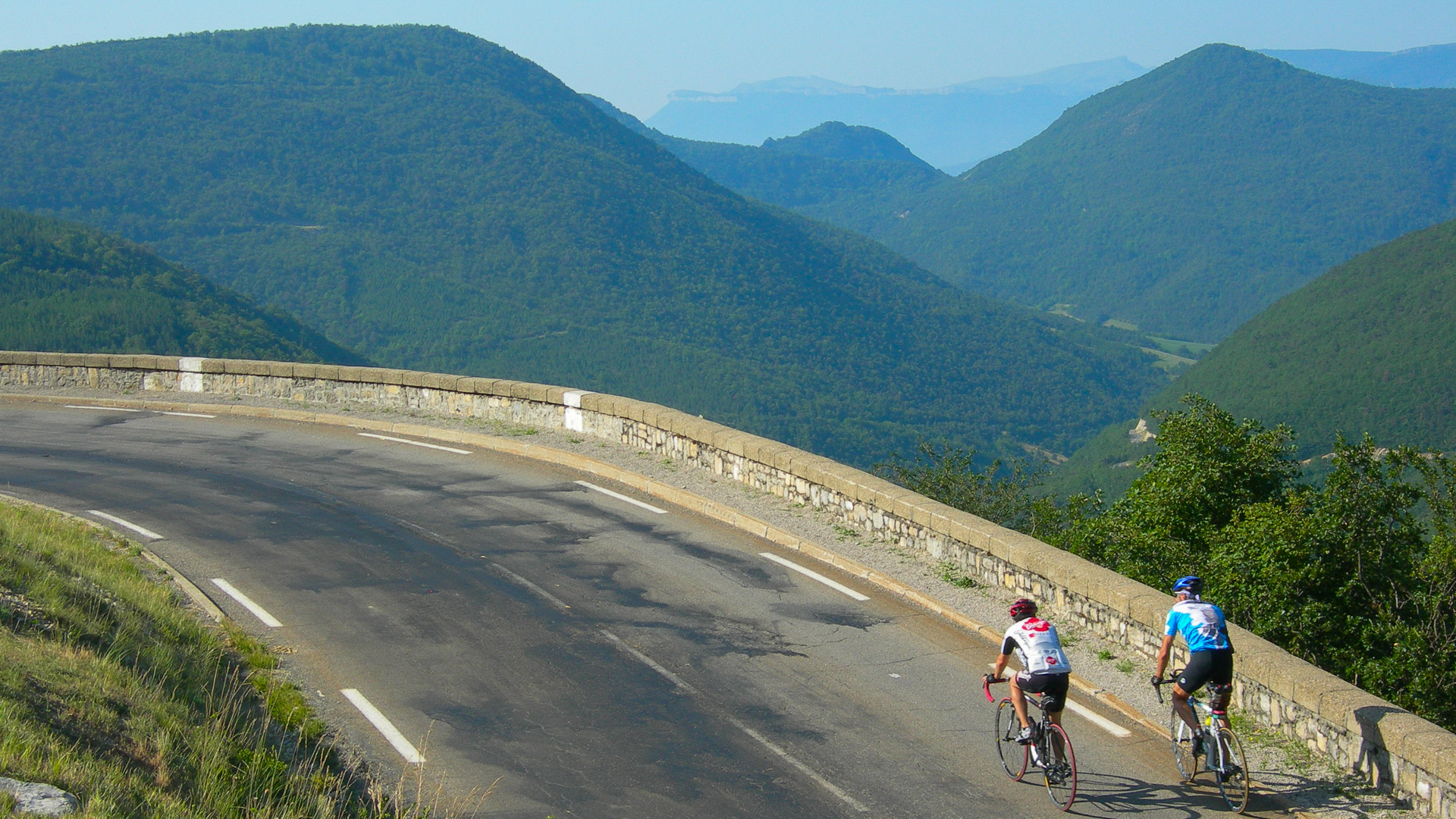 deux cyclistes montent en direction du col de Grimone, dans le Diois.