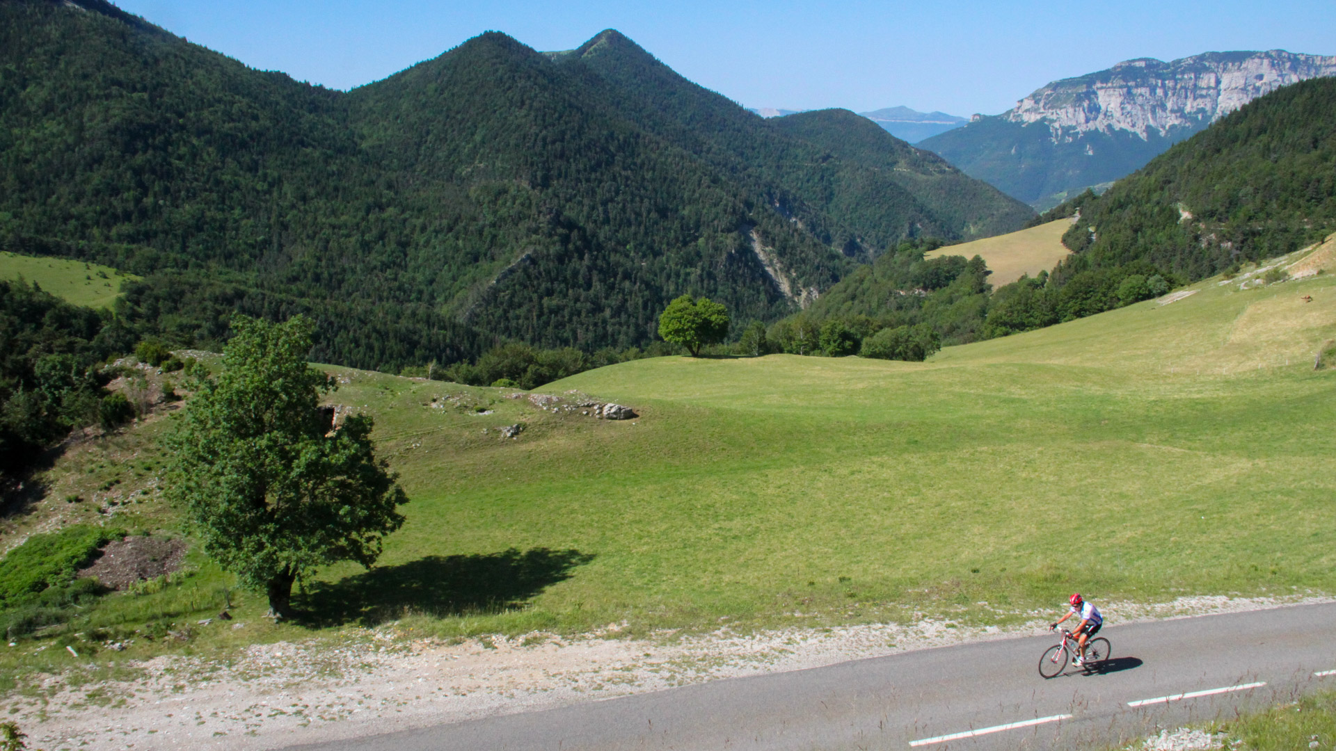un cycliste sur la route du col de Menée dans le Diois