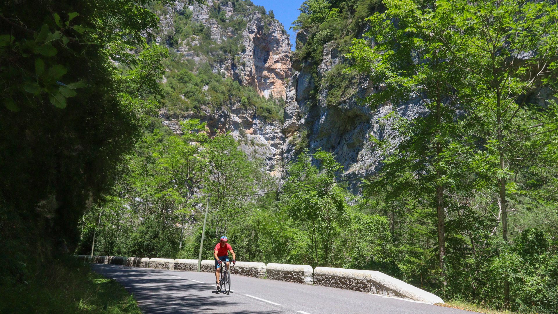 à vélo dans les gorges des Gats dans le Diois