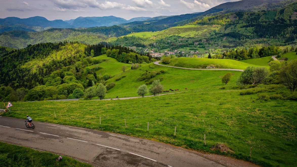cycliste en pleine descente sur une route vosgienne