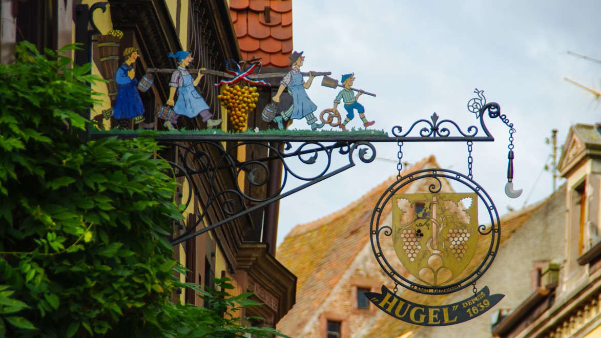 enseigne d'Hugel située à Riquewihr, un grand domaine viticole alsacien