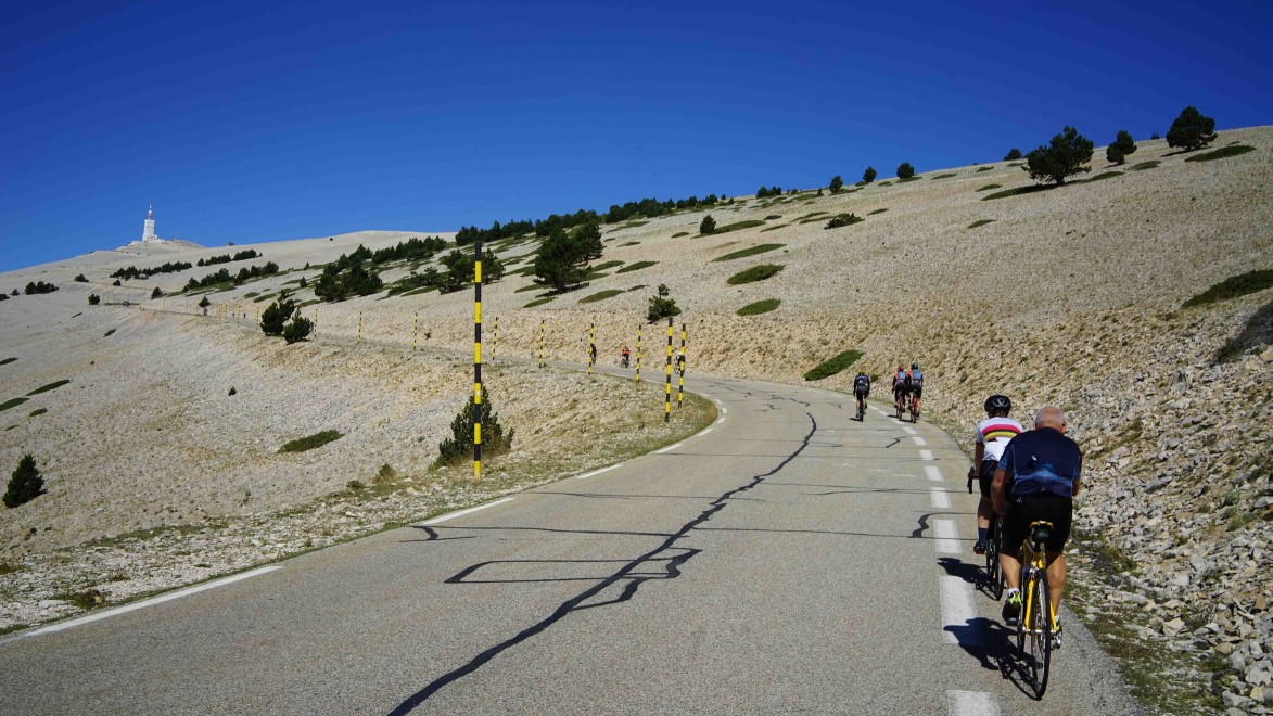 un groupe de cyclistes qui approche du sommet du Mont Ventoux
