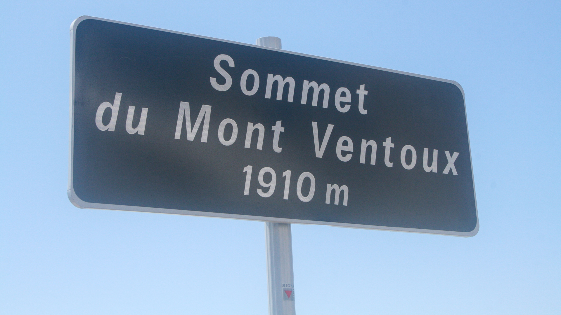 panneau noir indiquant le sommet du Mont Ventoux, avec l'altitude
