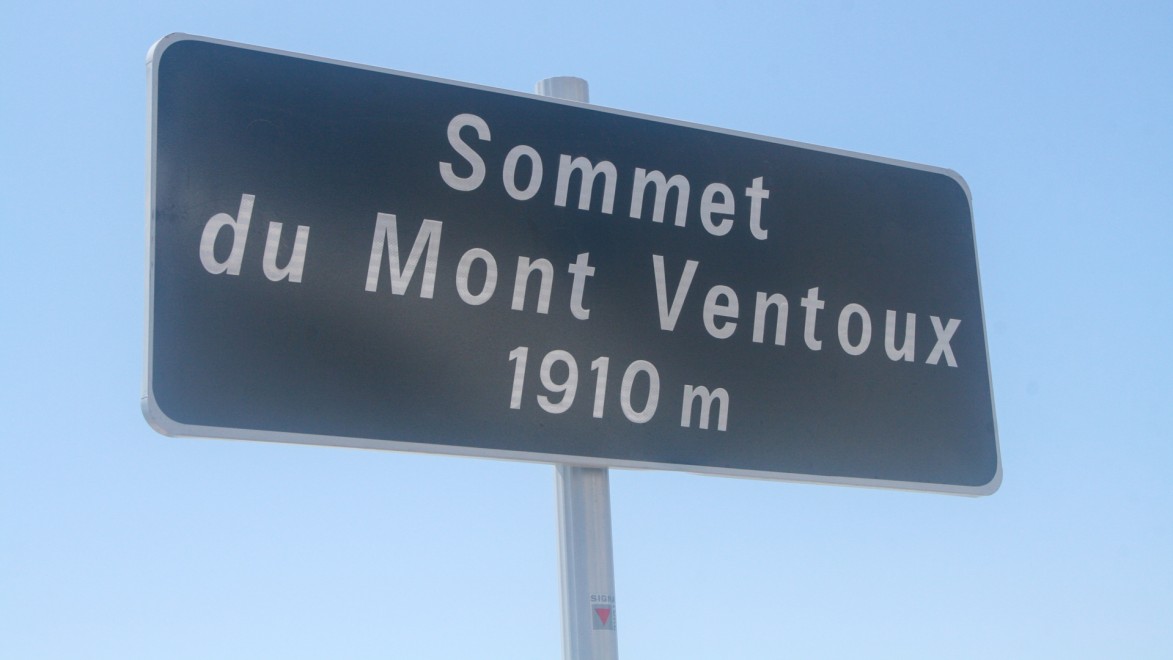 panneau noir indiquant le sommet du Mont Ventoux, avec l'altitude