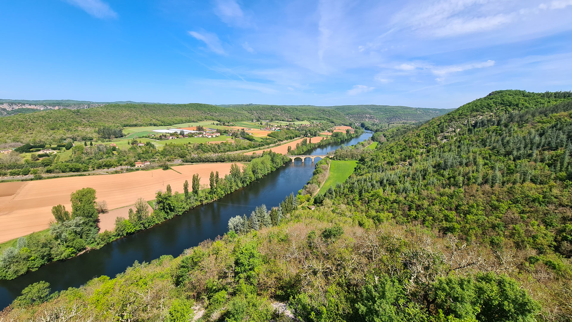 vue du ciel sur la vallée de la Dordogne et sa rivière