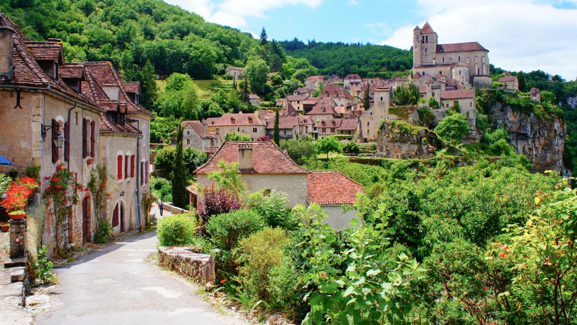 vue de l'entrée sur la rue principale de Saint-Cirq-Lapopie, l'un des plus beau villages de France