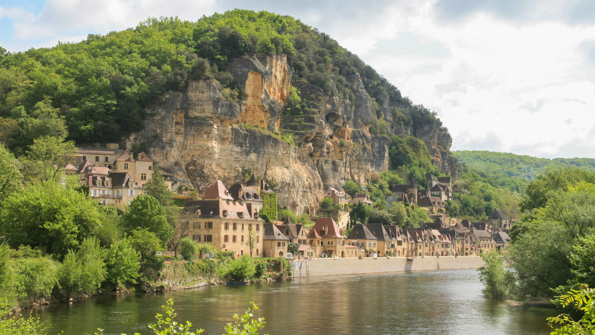 vue sur le village de la Roque-Gageac, situé à flanc de falaise et au bord de la rivière Dordogne