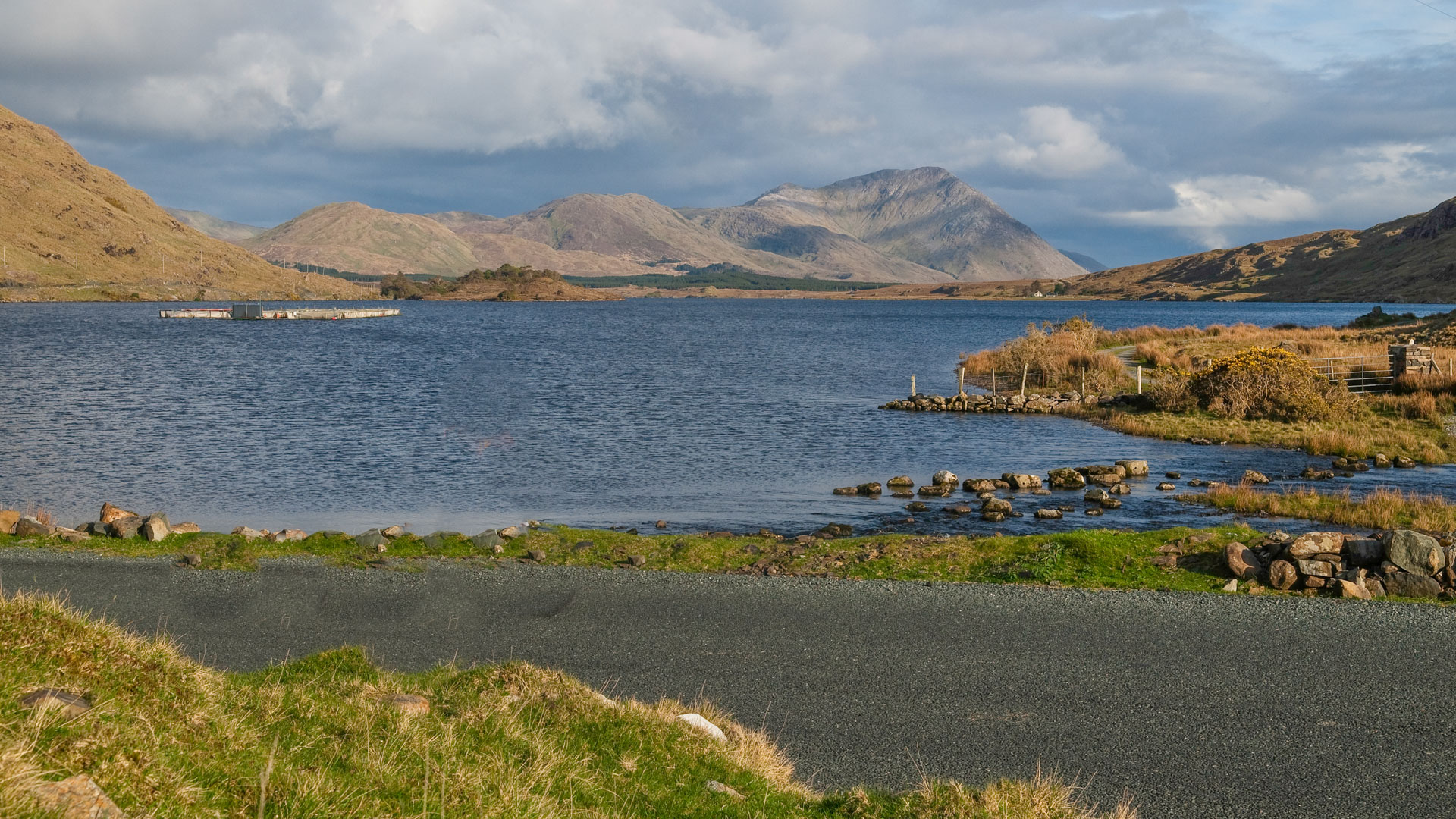 petite route dans le Connemara avec à l'arrière plan un lac et les collines