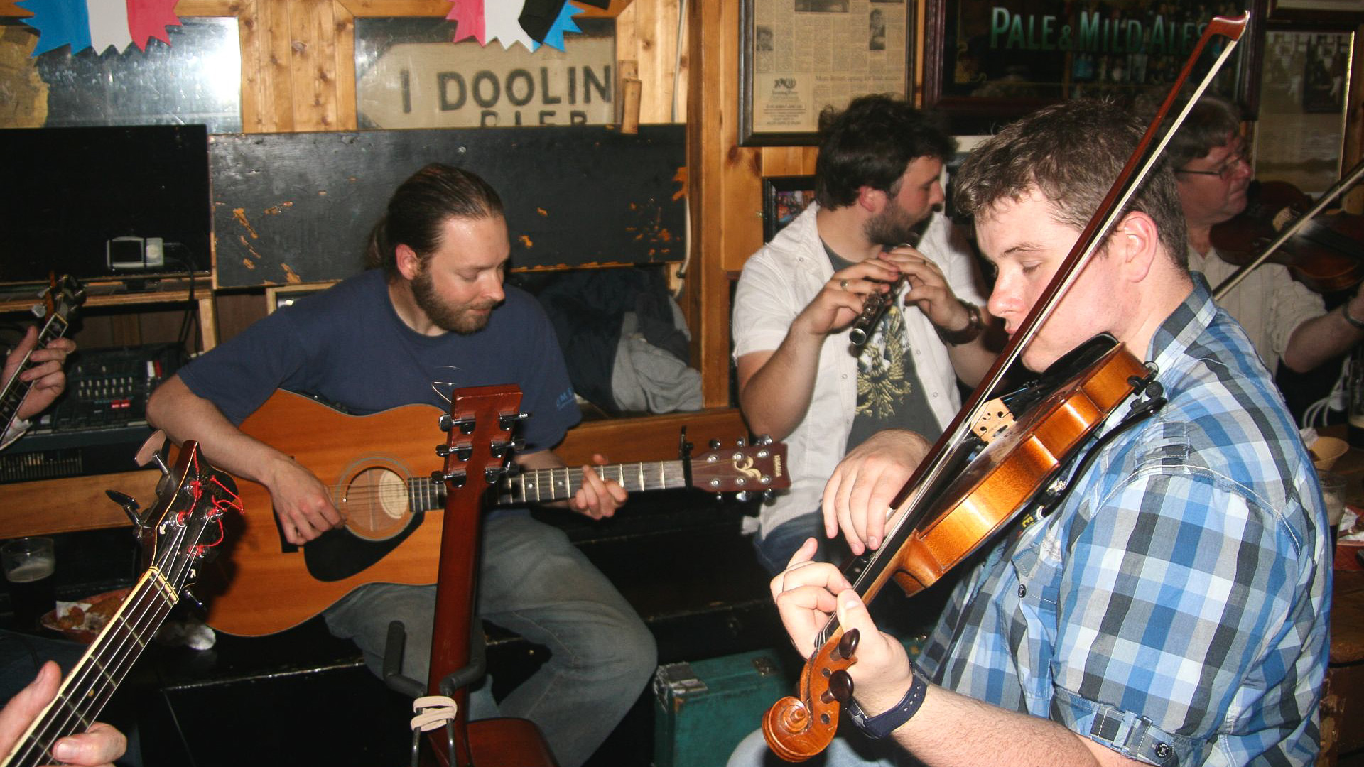 trois musiciens dans un pub irlandais
