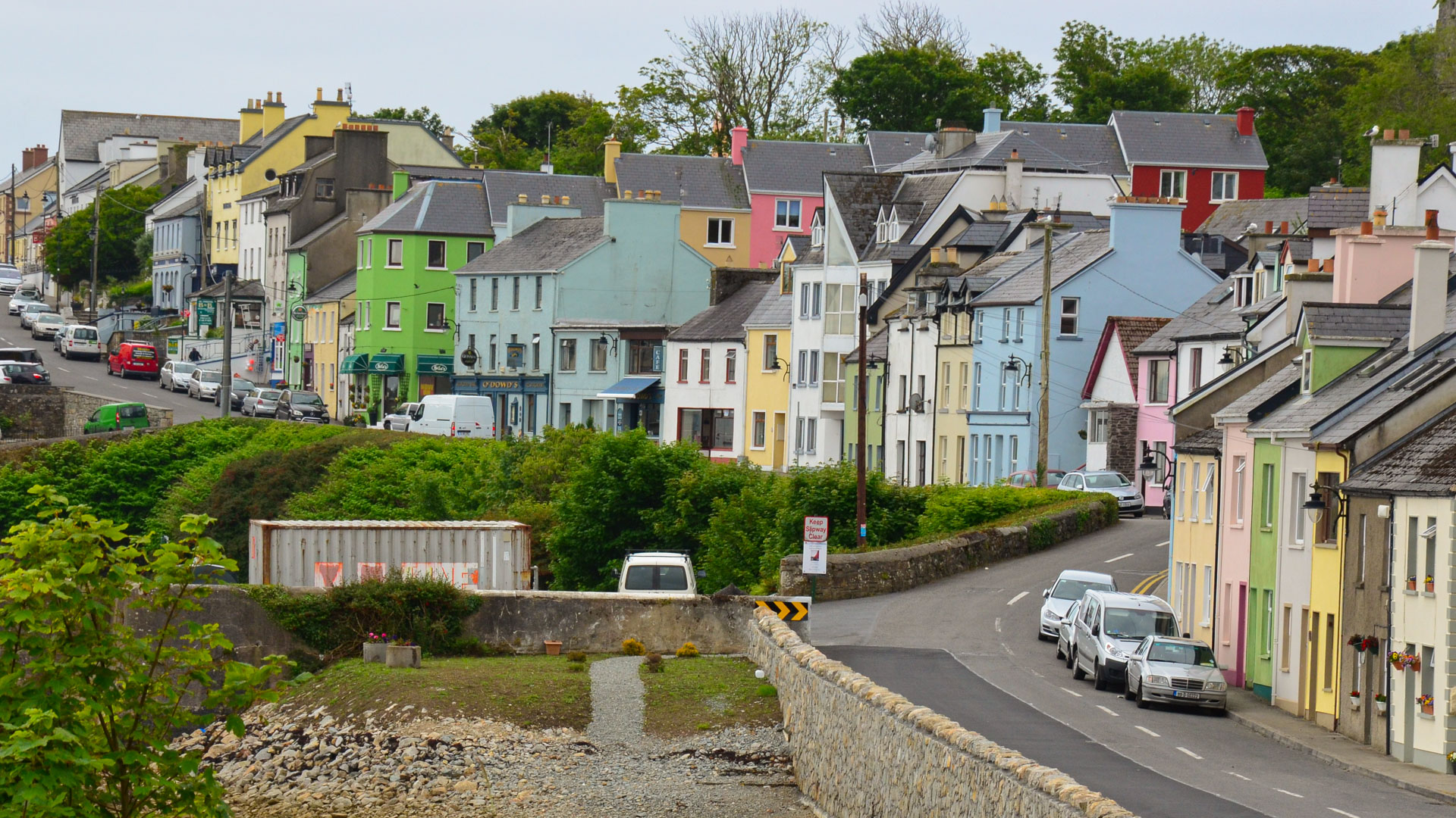 maisons aux façades colorées dans un village typique irlandais