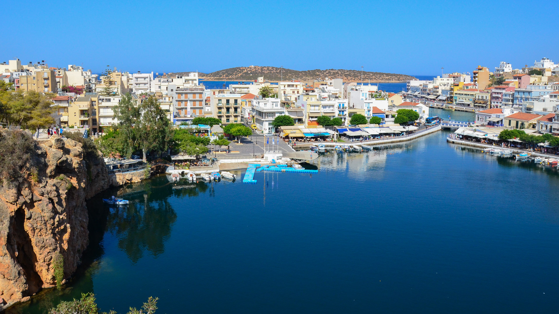 vue sur la Agios Nikolaos, ville côtière à l'est de l'île, avec le lac Voulismeni au premier plan