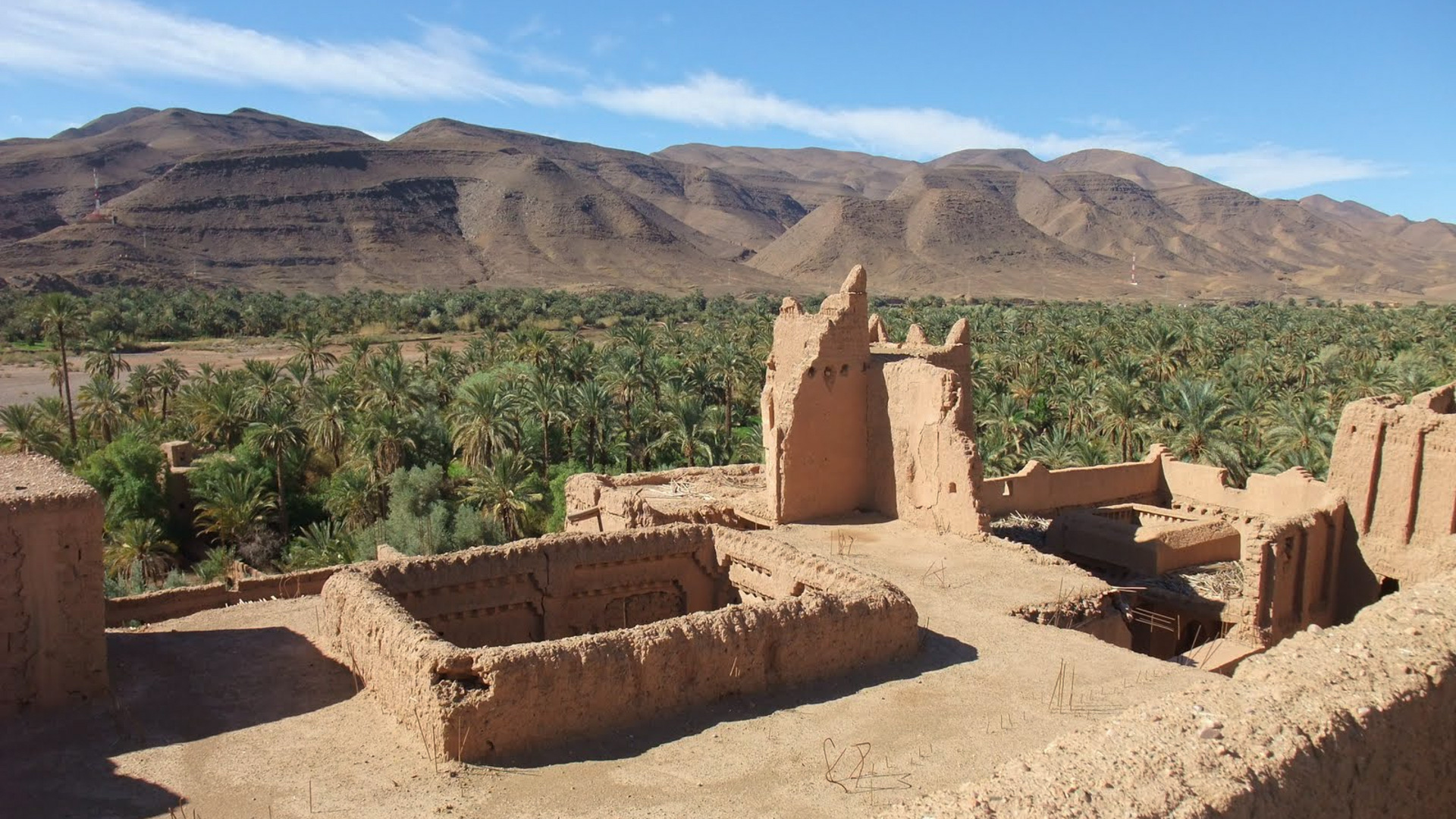 vue sur une ancienne ville berbère située dans la vallée du Draa, dans le désert du Sahara au Maroc