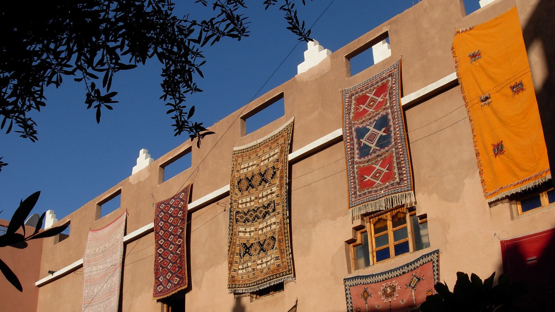 tapis marocains sur une façade d'une maison typique
