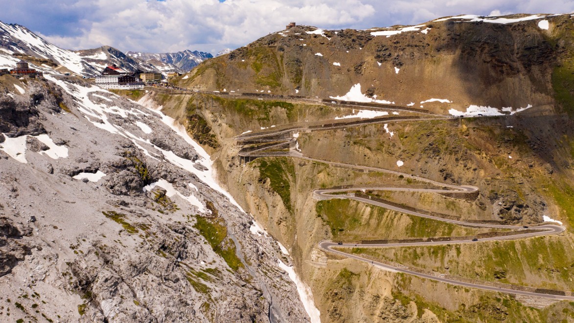 vue sur les lacets du col de Stelvio et les glaciers du massif de l'Ortles en toile de fond